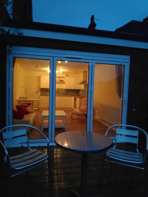 Southwick  Adorable One-Bedroom Flat With Patio Garden. מראה חיצוני תמונה